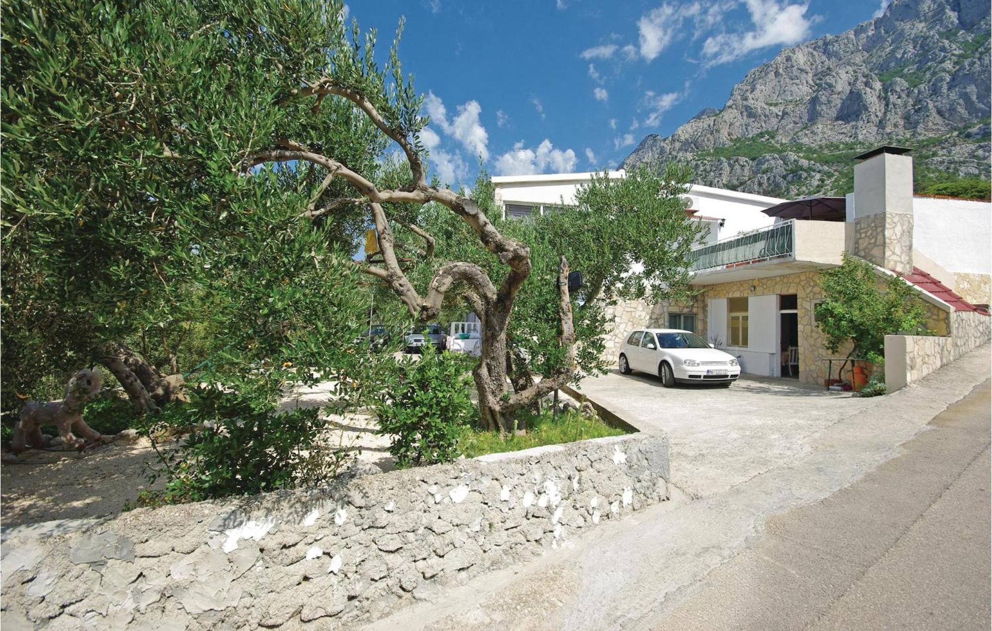 2 Bedroom Cozy Apartment In Makarska Exterior photo