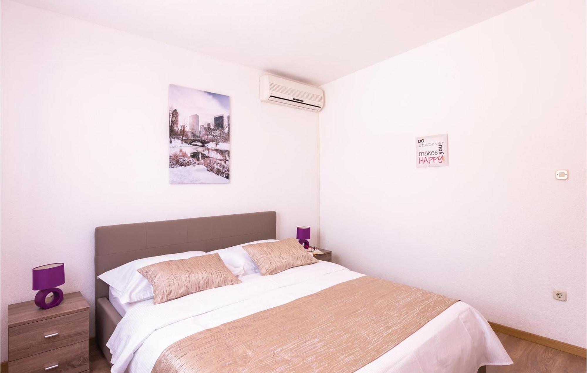 2 Bedroom Cozy Apartment In Makarska Exterior photo