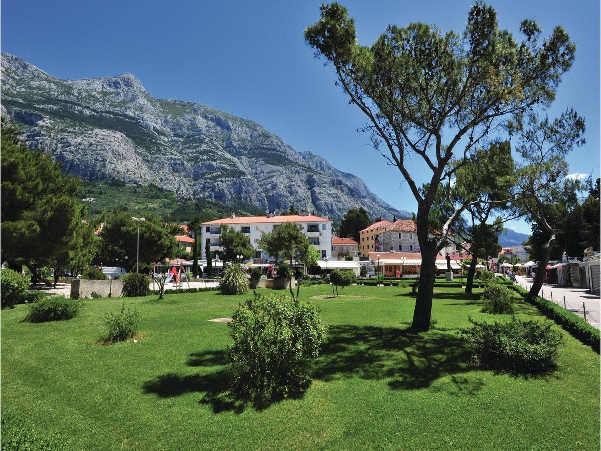 2 Bedroom Cozy Apartment In Makarska Exterior photo