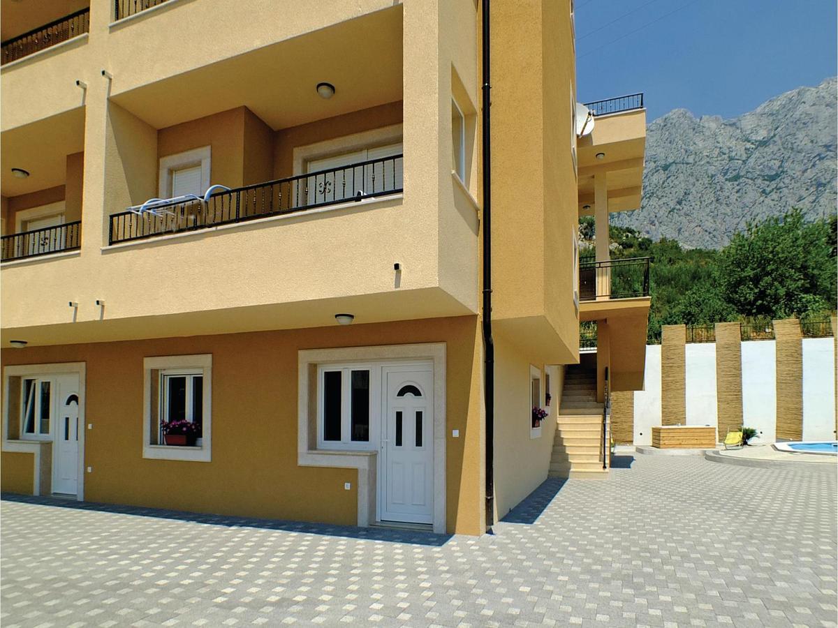 2 Bedroom Cozy Apartment In Makarska Exterior photo