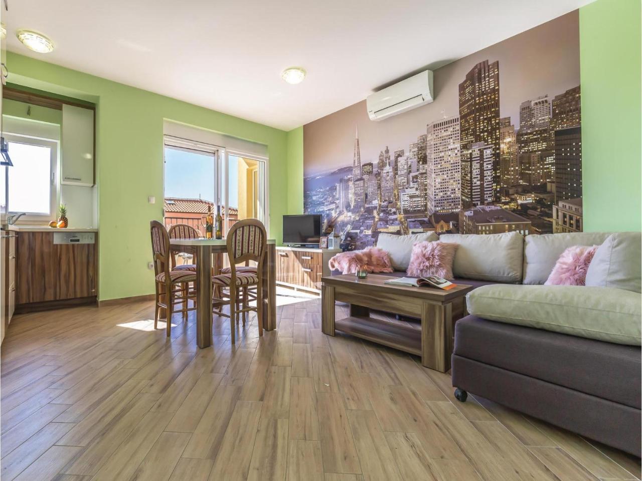 2 Bedroom Cozy Apartment In Makarska Exterior photo