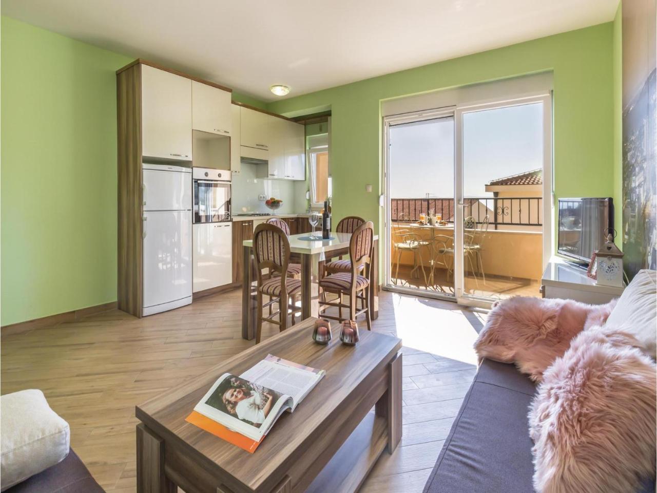 2 Bedroom Cozy Apartment In Makarska Exterior photo