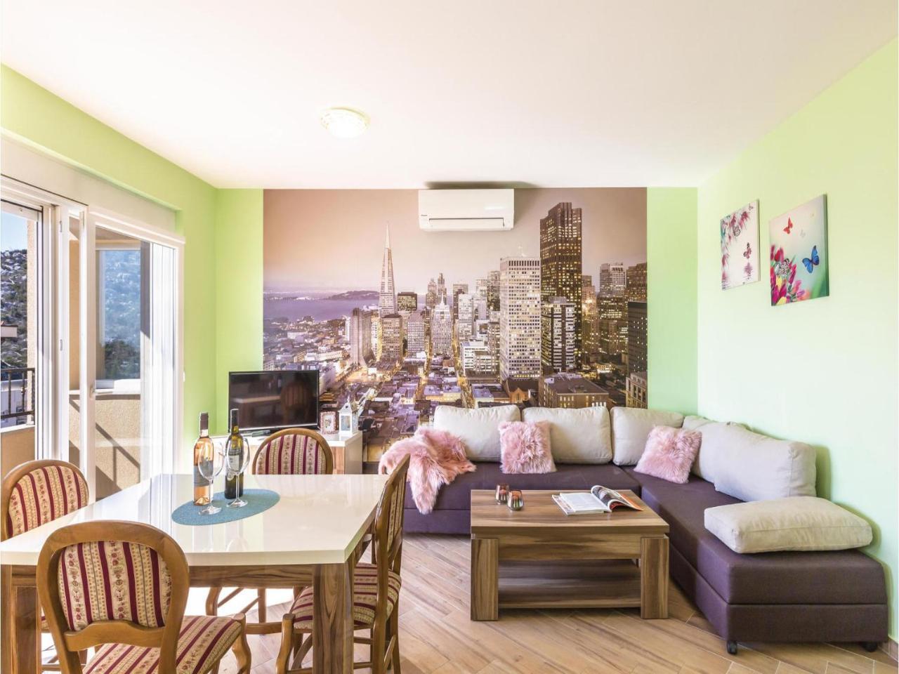 2 Bedroom Cozy Apartment In Makarska Exterior photo