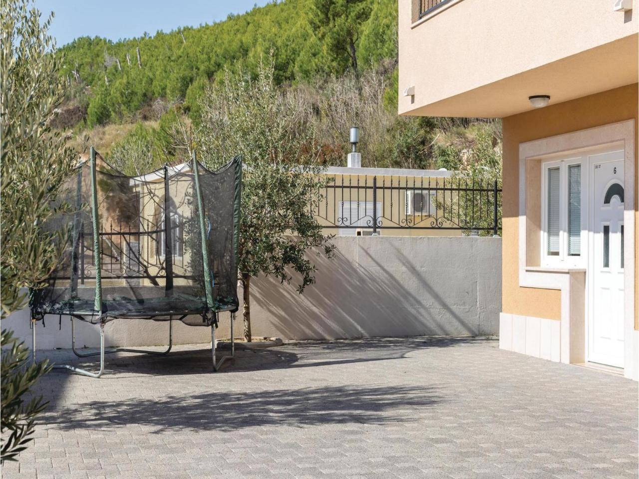 2 Bedroom Cozy Apartment In Makarska Exterior photo