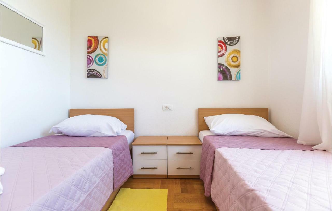 2 Bedroom Cozy Apartment In Makarska Exterior photo