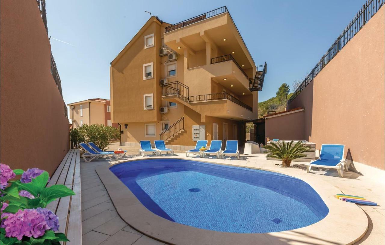 2 Bedroom Cozy Apartment In Makarska Exterior photo