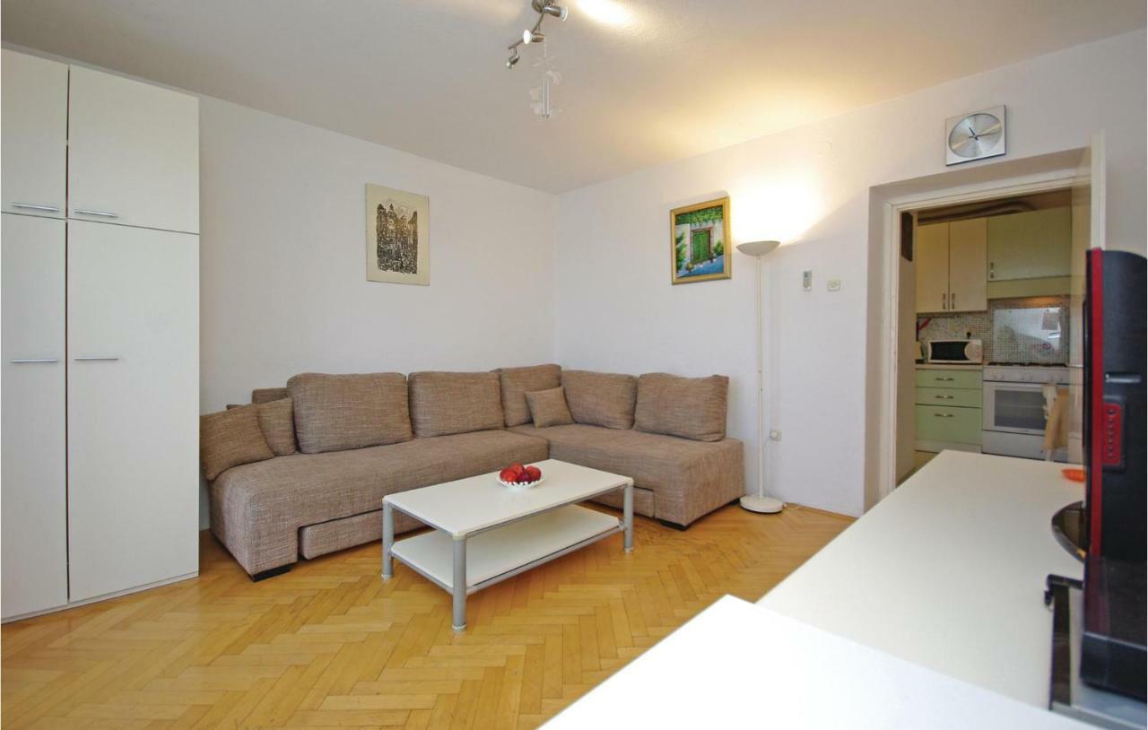 2 Bedroom Cozy Apartment In Makarska Exterior photo
