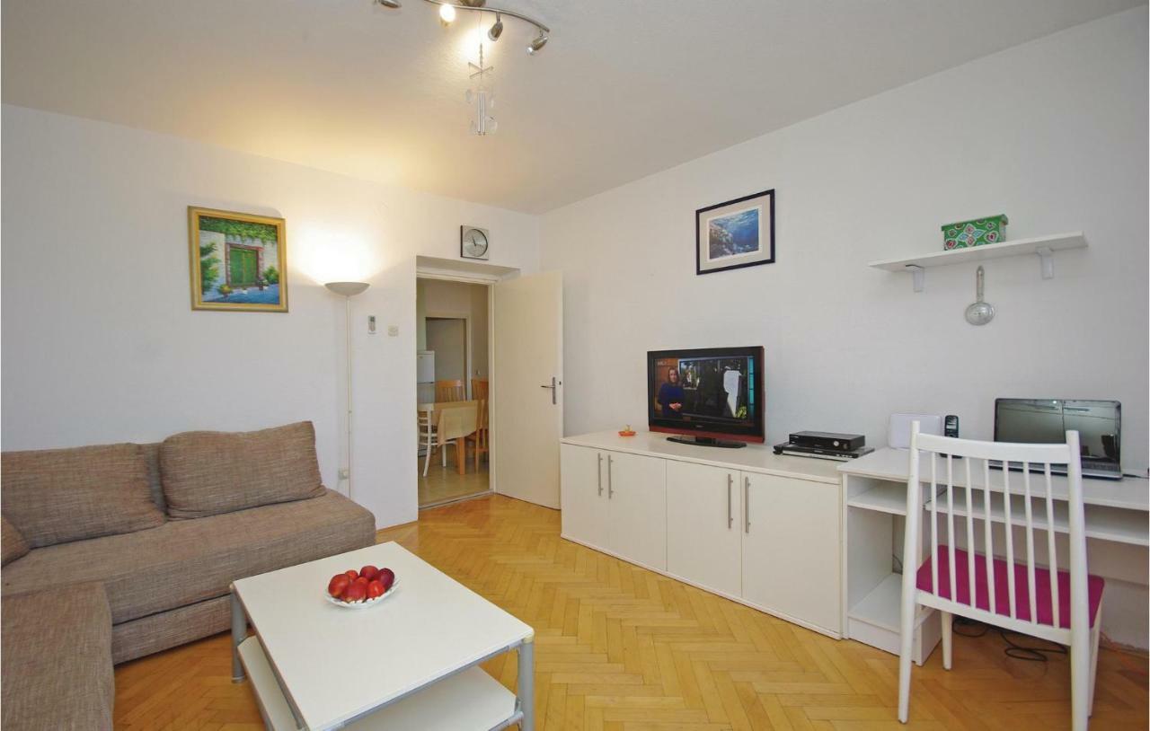 2 Bedroom Cozy Apartment In Makarska Exterior photo